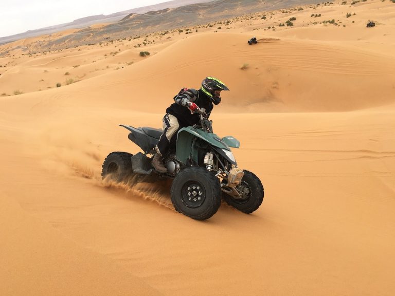 Personnes pratiquant le quadbike dans la nature à Bruxelles