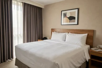 Chambre d'hôtel moderne et discrète disponible à la journée avec lit double et rideaux occultants