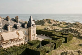 Vue panoramique sur un élégant hôtel de bord de mer en Loire-Atlantique avec l'Atlantique en arrière-plan