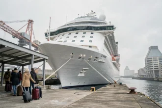 Paquebot de croisière amarré au port du Havre avec des passagers embarquant sur le quai