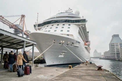 Paquebot de croisière amarré au port du Havre avec des passagers embarquant sur le quai