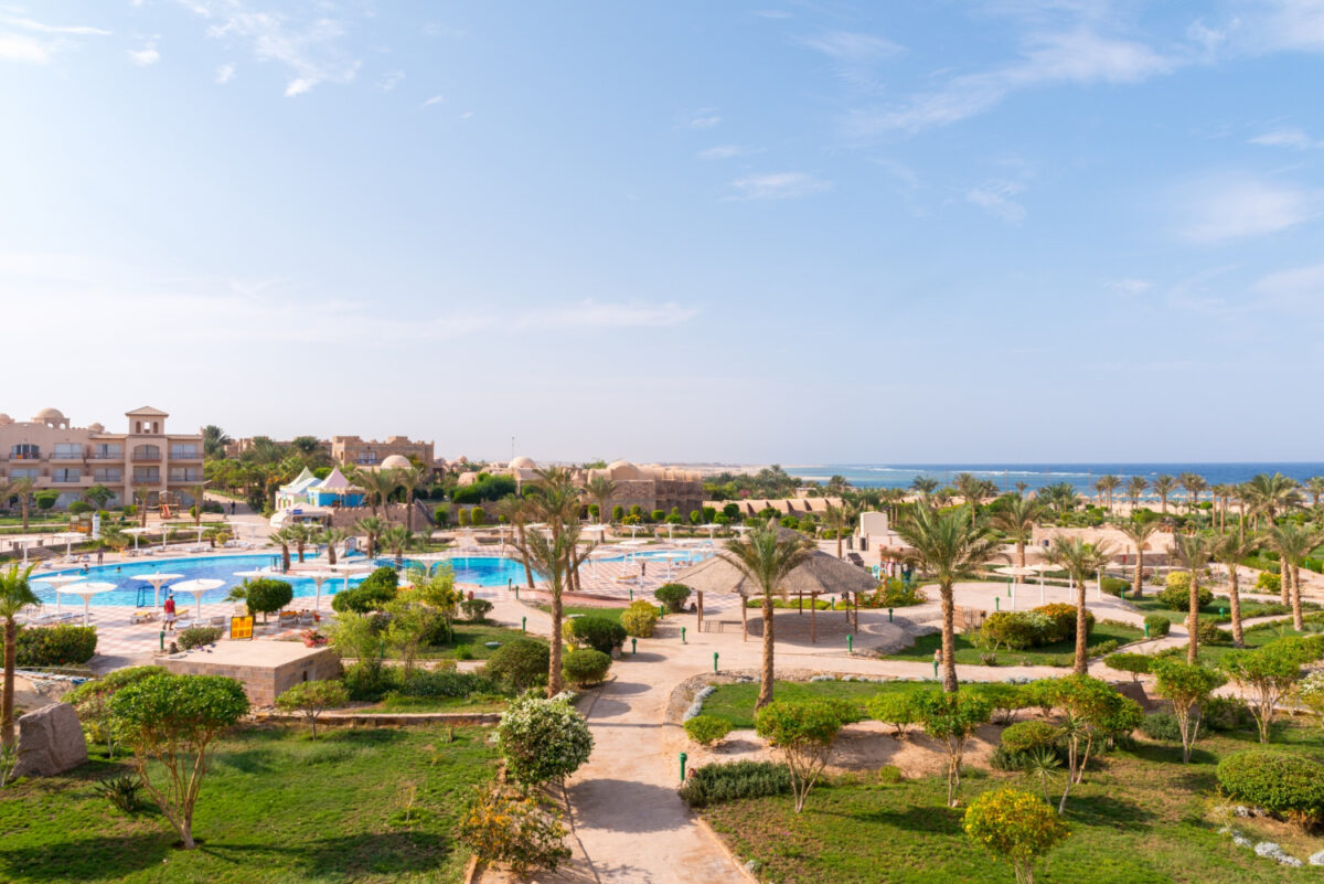 Un hotel de luxe avec piscine et vue sur mer.